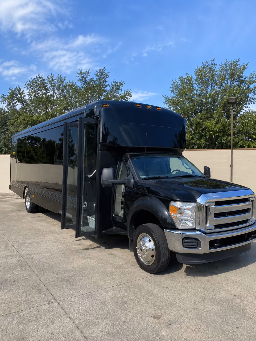 Fort Lauderdale Birthday, Sweet 16, & Quinceañera Transportation party bus exterior