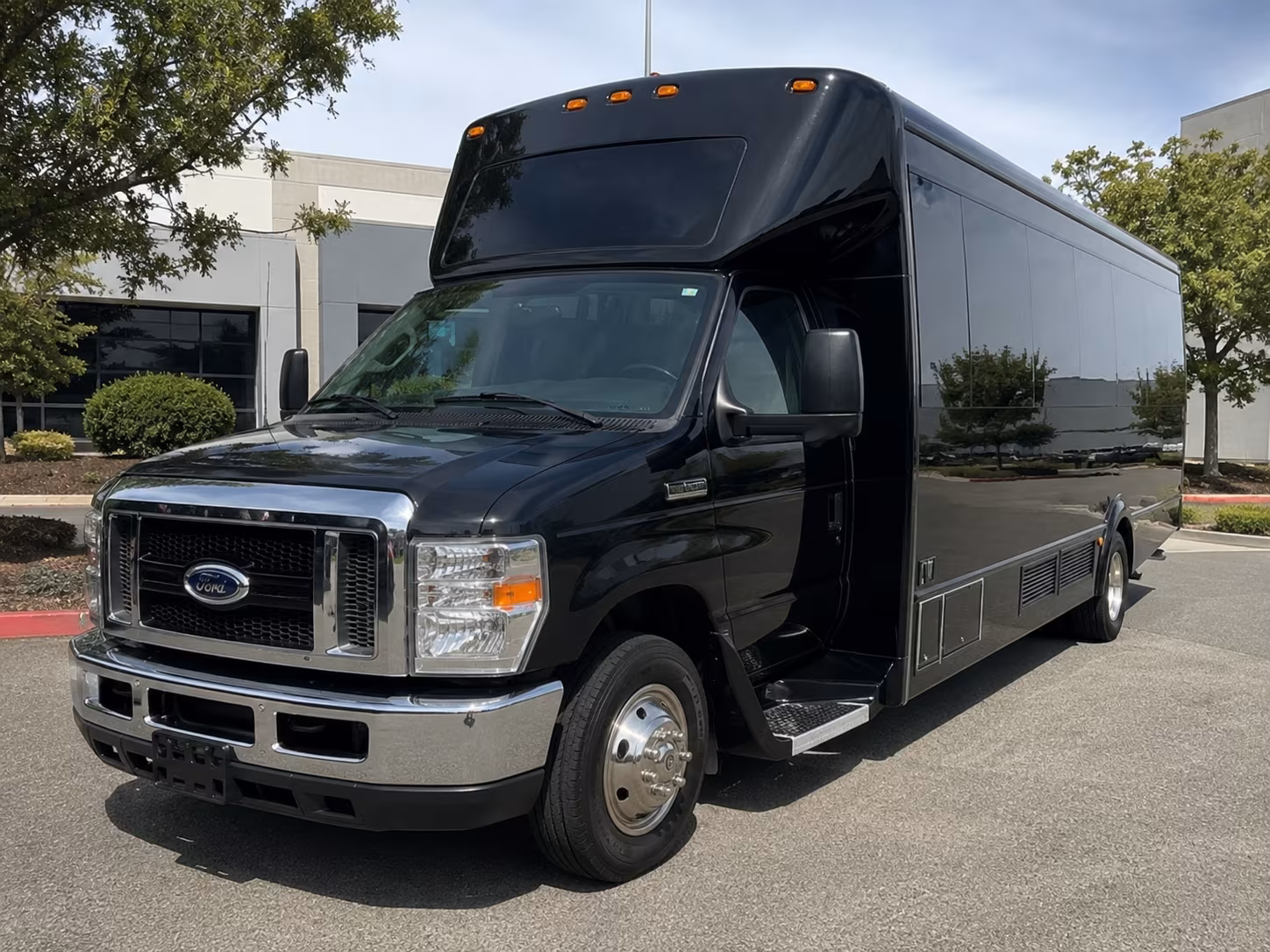 Fort Lauderdale Birthday, Sweet 16, & Quinceañera Transportation party bus exterior